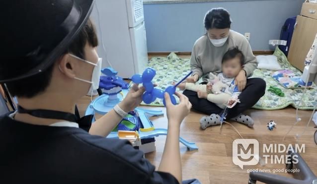 마술동아리 마피아가 소아병원 어린이를 대상으로 마술쇼를 펼치고 있다.