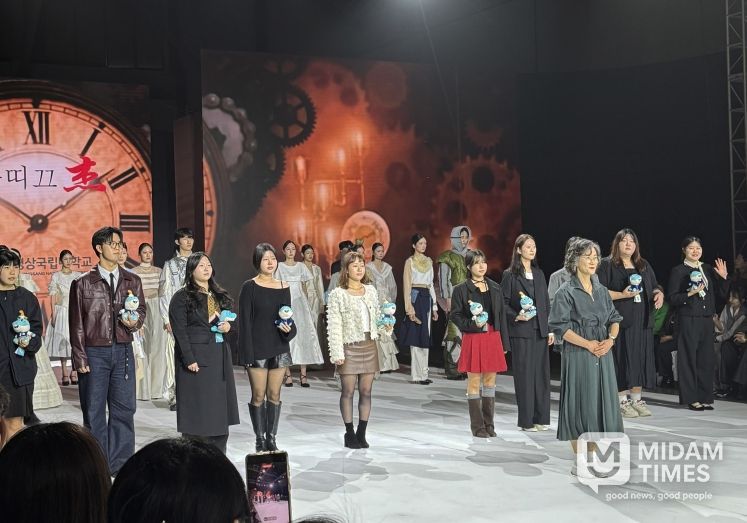 2025 부산패션위크, 부띠끄걸+경상국립대학교 의류학과 패션쇼 피날레(중앙 앞: 부띠끄걸 대표 및 의류학과 강사 한은경/ 뒷줄: 왼쪽부터 학부생 박하연, 박지원, 권영서, 김나현, 이정우, 김령은, 김가연, 노승민, 권영서, 최윤정)