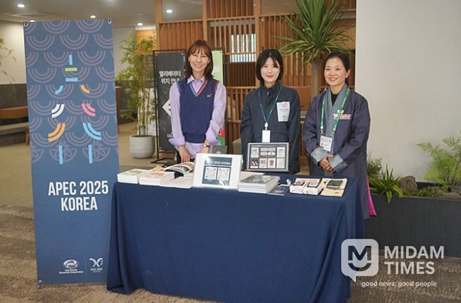 경주애 글로벌 공무원 서포터즈단이 APEC 기자단 숙소에서 외신 지원 업무를 수행하고 있는 모습.