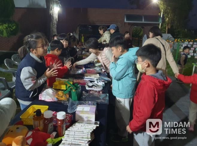 울진 다함께돌봄센터에서 사랑의 프리마켓 및 작품전시회를 개최했다.