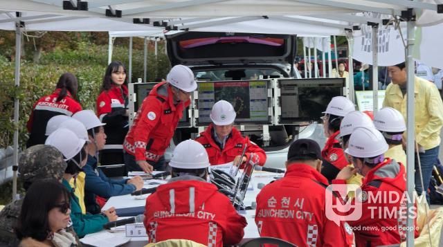 상사면 산불 대응 훈련 현장에서 안전한국훈련 현장통합지휘본부가 현장대응회의를 진행하고 있다
