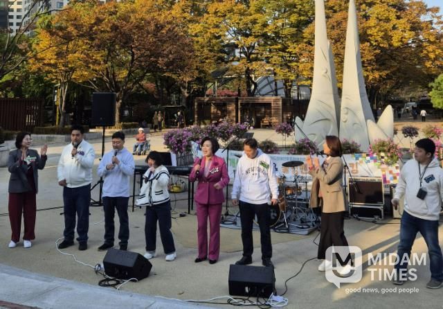 신계용 과천시장과 장애인들이 함께 노래하고 있다