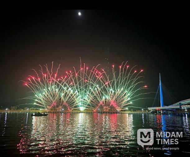 창원시, 제25회 마산가고파국화축제, 불꽃쇼로 가을밤 수 놓았다