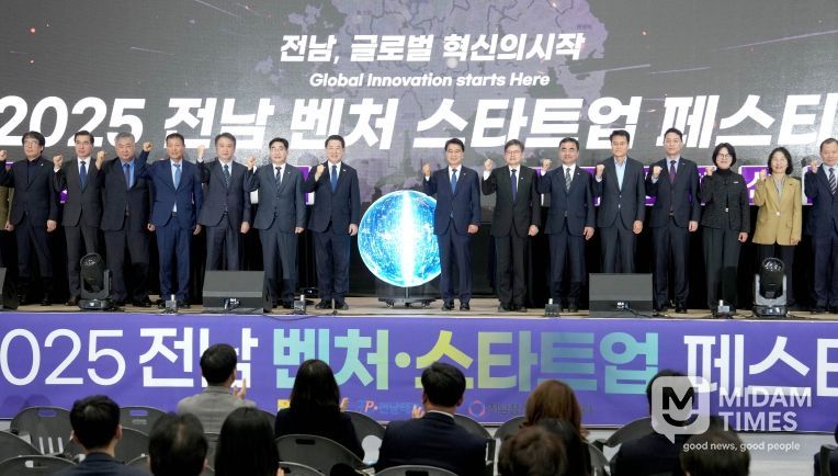 김영록 전라남도지사가 6일 순천만생태문화교육원에서 열린 ‘전라남도 벤처·스타트업 페스티벌’ 개막식에서 주요 내빈과 퍼포먼스를 하고 있다.