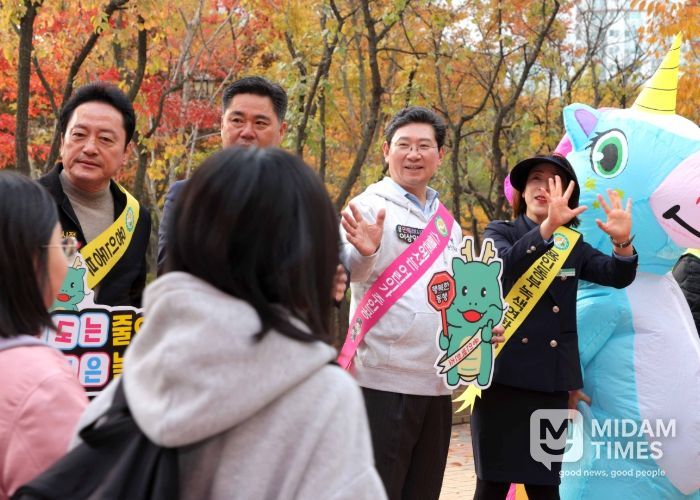 이상일 용인특례시장은 6일 용인백현초에서 열린 어린이 교통안전 캠페인에 참여했다