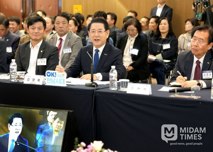 김영록 전라남도지사가 6일 구례군 The-K 지리산 가족호텔에서 열린 ‘구례군 정책비전 투어’에서 인사말을 하고 있다.