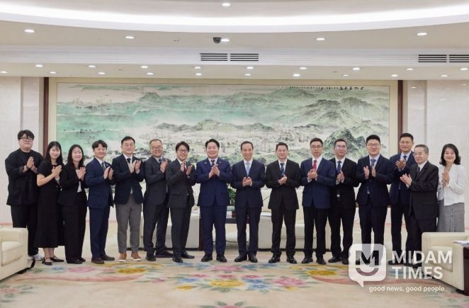 동관시 방문 기념 단체사진