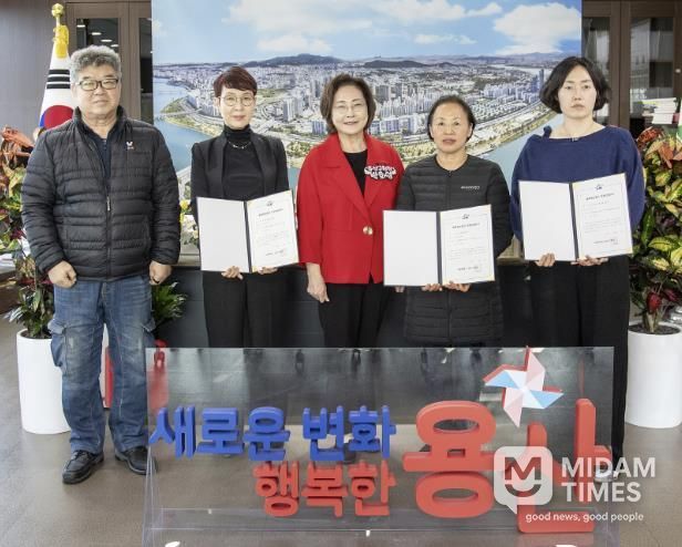 박희영 용산구청장(왼쪽에서 세 번째)이 ‘골목형상점가’로 추가 지정된 상인들과 기념촬영을 하고 있다.