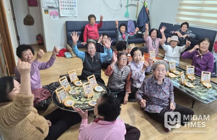 지난 10월 안강3리 경로당에서 열린 ‘생활공예교실’ 참여 어르신들이 완성 작품을 들고 환하게 웃고 있다.