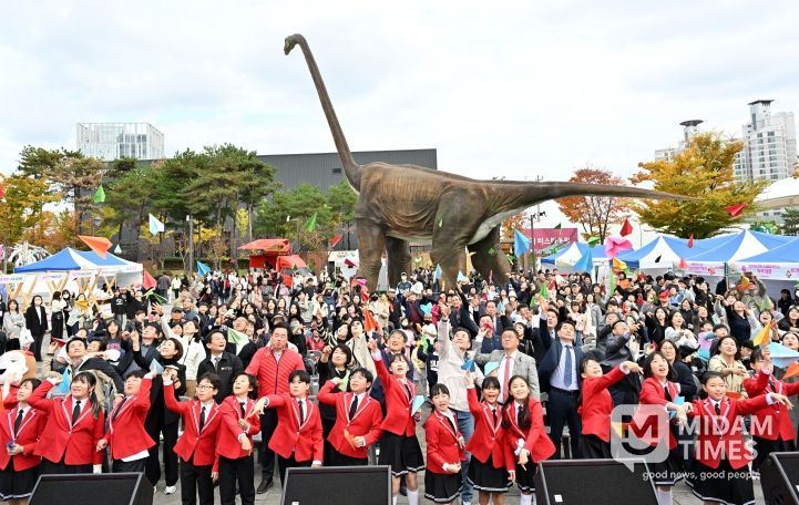 ‘2025 울산 종갓집 온마을교육축제’가 8일 공룡발자국 공원에서 김영길 중구청장, 박경흠 중구의회 의장, 천창수 시교육감, 구의원, 마을교육공동체, 학생 등이 참석한 가운데 열렸다.