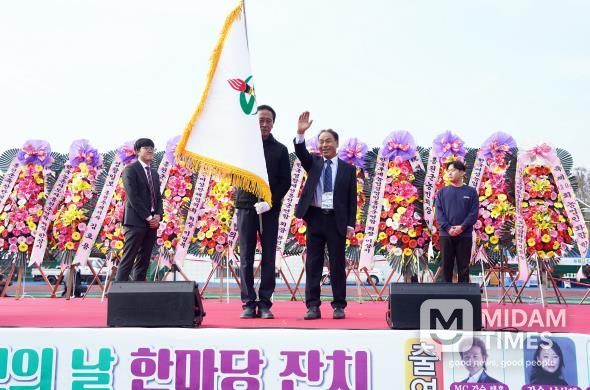 신영재 홍천군수, 제30회 농업인의 날 기념 ‘농업인 화합 한마당’ 참석