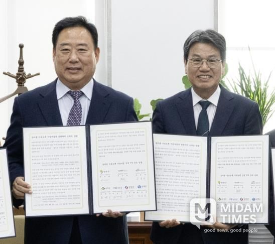 지난 7일 국회를 방문한 김돈곤 군수가 농림축산식품해양수산위원회 어기구 위원장을 만나 농어촌 기본소득 시범사업의 국비 비율 상향을 건의하고 있다.