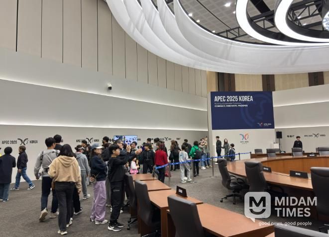 지난 9일 경주화백컨벤션센터 3층 본회의장에서 시민들이 실제 정상회의 때 사용된 의자와 단상, 국기, 명패 등이 그대로 유지된 회의장 내부를 둘러보고 있다.