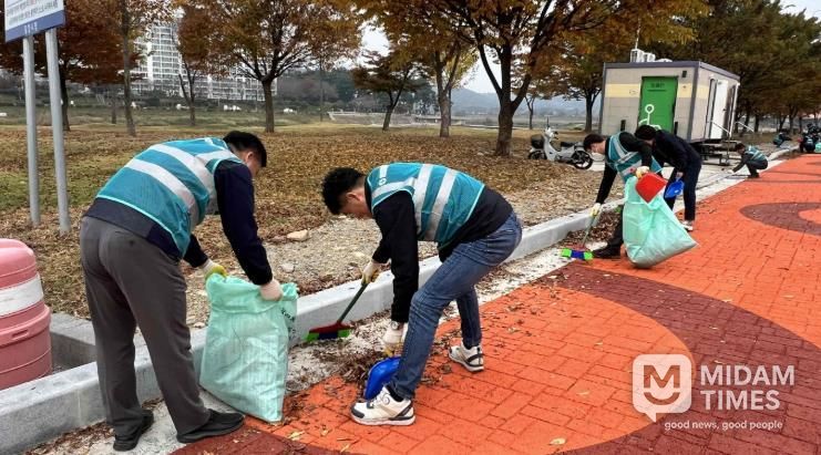 한국전력공사 MCS 임직원이 가곡동 잔도길 일원에서 우수관 주변 청소를 하고 있다