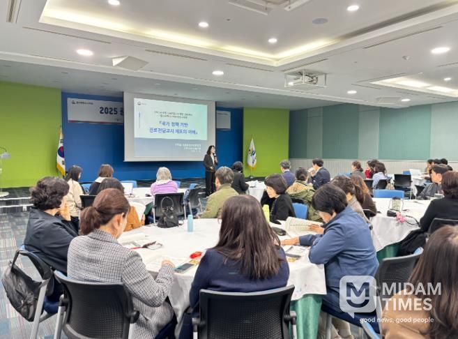 울산교육청이 10일 외솔회의실에서 주관한 진로 업무 담당자 역량 강화 연수 참가자들이 연수를 듣고있다