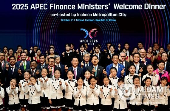 유정복 인천광역시장이 10월 21일 연수구 트라이보울에서 열린 'APEC 재무장관회의 만찬 공연'을 마친 뒤 기념촬영을 하고 있다