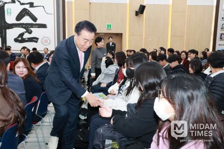 구복규 화순군수(화순장학회 이사장)가 참가 학생들과 인사하는 모습