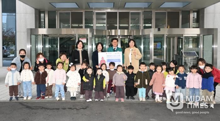 뒤편 왼쪽부터 사랑둥이어린이집 허은 원장, 예쁜아이어린이집 김두필 원장, 정종복 기장군수, 별사탕어린이집 김현정 원장과 원생들이 플리마켓 수익금 100만원을 기탁한 후 기념촬영을 하고 있다