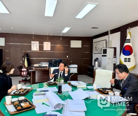 조상래 곡성군수와 군 관계자들이 도시락 회의를 하며, 2026년 예산안을 검토하고 있는 모습
