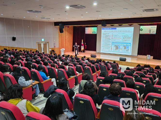 울산교육청이 울산과학관 빅뱅홀에서 진행한 조리사 대상 역량강화 연수에서 참가자들이 연수를 듣고있다