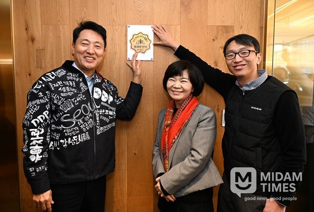 오세훈 서울시장이 11일 '통쾌한 한끼' 1호점으로 선정된 종로구 소재 식당(순대실록)에 인증마크를 부착 후 기념촬영 하고 있다. 왼쪽부터 오세훈 시장, 육경희 순대실록 대표, 정희원 서울시 건강총괄관.