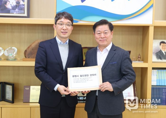 박승원 광명시장(사진 오른쪽)이 11일 오후 시장 집무실에서 김기범 경기도 철도항만물류국장(사진 왼쪽)에게 신천~하안~신림선 등 철도 사업의 조속한 추진을 위한 경기도의 적극적인 협조와 지원을 요청하는 건의문을 전달하고 있다.