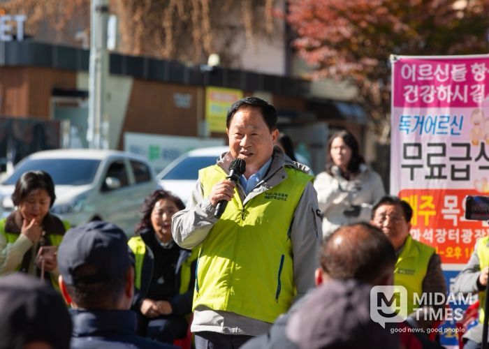 주광덕 시장, 어르신께 직접 설렁탕 배식…지역 나눔행사 참여