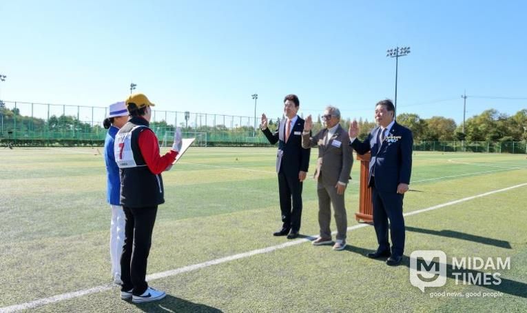 지난 10일 국가정원 B구장에서 열린 2025 동부 7개 시군 순천시 게이트볼 대회에 참석한 주요 내빈들이 선수 및 심판 대표 선서를 받고 있다