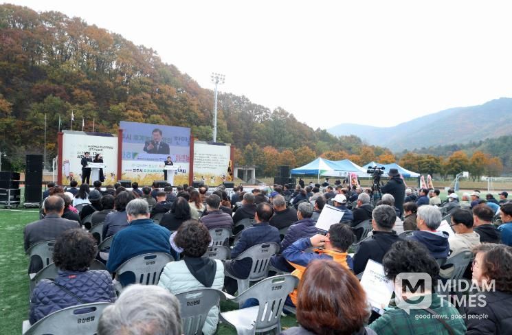 제36회 경주시 후계농업경영인 한마음대회가 서경주체육공원에서 열려 500여 명의 회원과 가족이 참석한 가운데 진행되고 있다