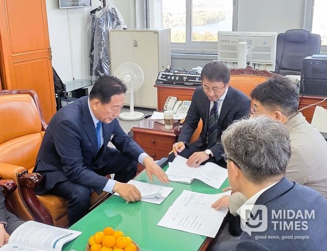 12일 김한종 장성군수(좌측)가 한병도 예산결산특별위원회 위원장에게 현안사업 추진의 당위성을 설명하고 있다