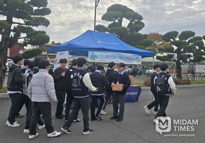경주시정신건강복지센터가 12일 경주고등학교 앞에서 2026학년도 수능을 앞둔 고3 수험생들에게 힐링키트를 전달하며 응원 메시지를 전하고 있다
