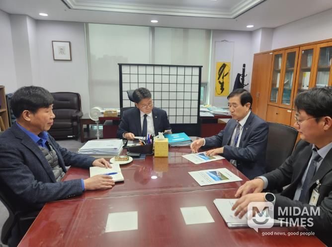 충주시 2026년 정부예산 확보에 총력 기울여(오른쪽에서 두번째 조길형 시장이 가운데 이재관 예결위 소위원과 예산 반영 관련 면담을 하고 있다)