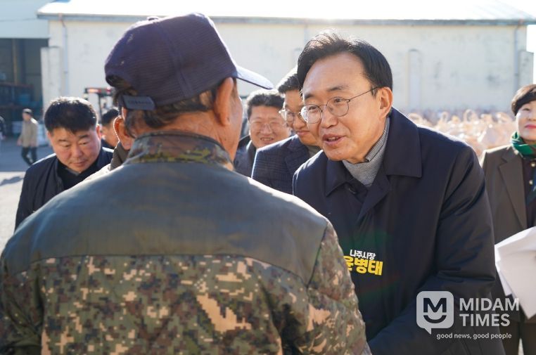 윤병태 나주시장이 14일 건조벼 매입 현장에서 농가들을 격려하고 있다.