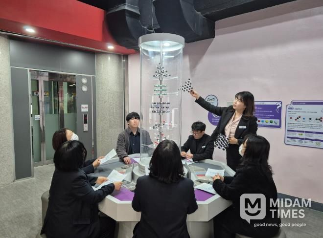 울산과학관이 13일 주관한 '배움공동체' 연수 참가자들이 전시체험관에서 분자모형 체험을 하고있다