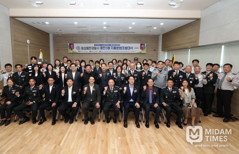 정명근 화성특례시장이 전용기 국회의원 등 참석내빈과 함께 기념 촬영을 하고 있다