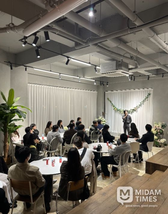 ‘설렘여행 in 경주’ 행사에 참가한 미혼 남녀들이 레크리에이션 프로그램을 통해 서로 소통하는 모습