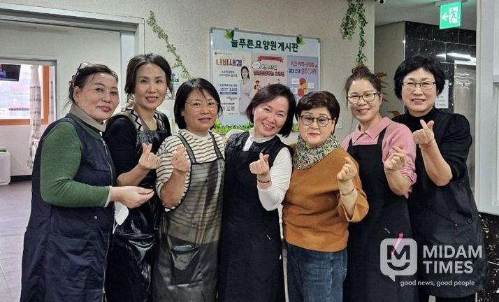 경주시 착한가격업소연합회 미용업 회원들이 17일 용강동 늘푸른요양원을 방문해 이·미용 봉사활동 후 기념촬영을 하고 있다.