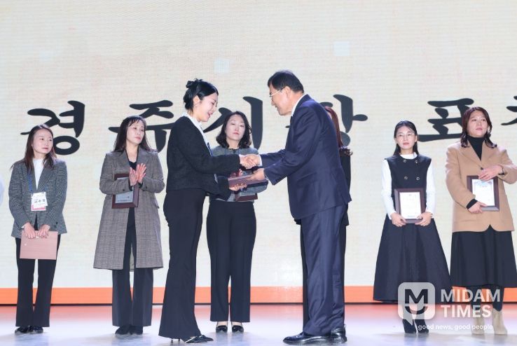 주낙영 경주시장이 15일 경주월드에서 열린 '2025 어린이집 한마음 큰잔치'에서 참석자들에게 격려의 메시지를 전하고 있다