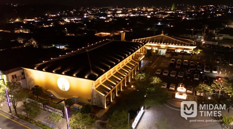 경주 서라벌문화회관 외벽에 설치된 야간경관조명이 황리단길 일대 야간 경관과 함께 밝게 빛나고 있다