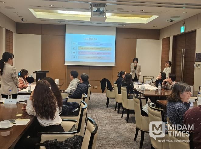 강남지역 늘봄지원실장들이 20일 울산 롯데호텔에서 '강남 오색 늘봄이야기 한마당'에 참여해 연수를 듣고있다