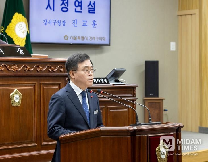 진교훈 강서구청장이 17일 강서구의회에서 열린 제315회 정례회에서 2026년도 예산안 제출에 따른 시정연설을 하고 있다.