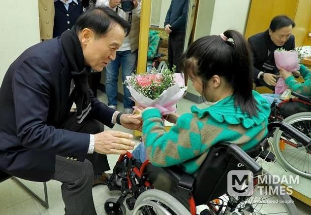 경기도교육청 장애인식개선 창작뮤지컬 ‘위리’ 출연 장애학생을 격려하는 임태희 교육감 사진