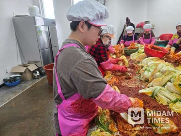 거창군종합사회복지센터, ‘사랑의 김장 나눔 행사’ 열어