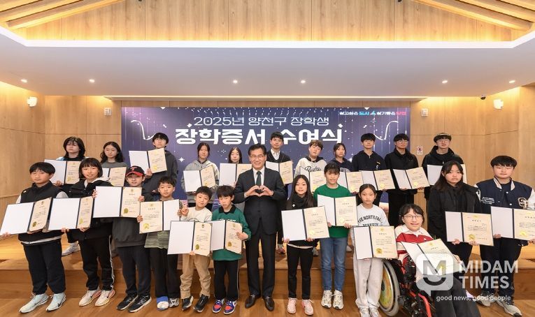 장학생들과 기념촬영 중인 이기재 양천구청장