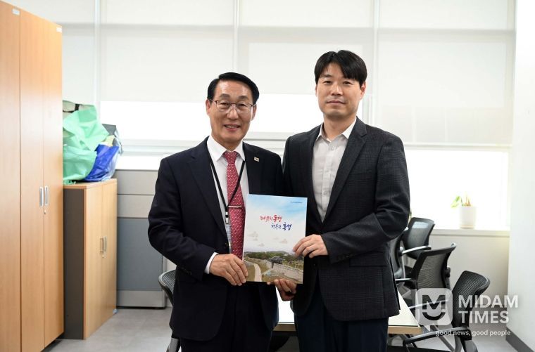 26일 (이용록 홍성군수, 교부세 확보위해 중앙부처 방문)_이용록 홍성군수, 지용구 행정안전부 교부세과장)