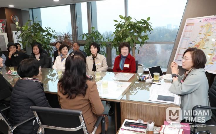 박희영 서울 용산구청장(오른쪽)이 동별 자원봉사캠프장들과 차담회를 갖고 지역의 자원봉사 활성화 방안을 논의하고 있다.