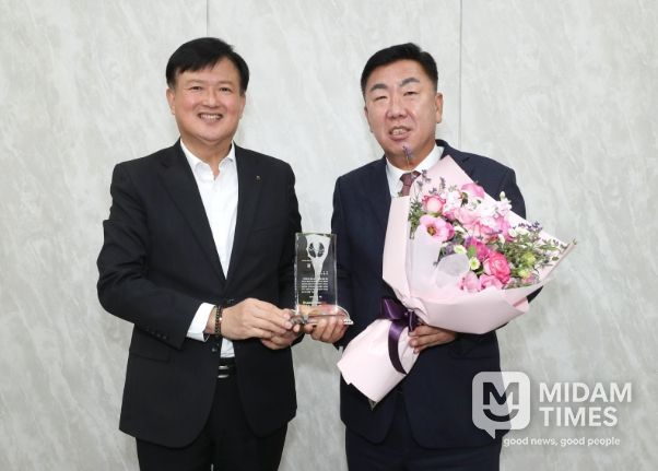 이범석 청주시장, 농협중앙회장 감사패 받아