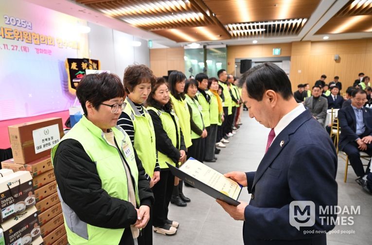 성낙인 창녕군수가 청소년지도위원들에게 군수 표창을 수여하고 있다.
