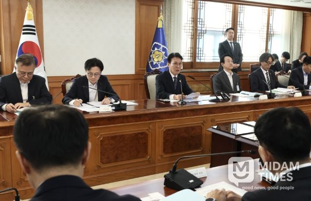 김민석 국무총리가 28일 세종대로 정부서울청사에서 열린 국가첨단전략산업위원회를 주재하고 있다.