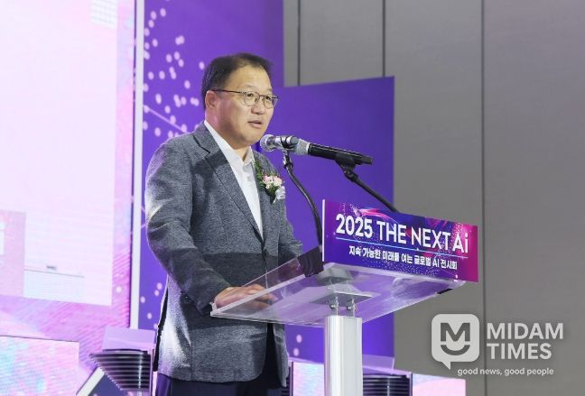 장금용 창원시장 권한대행이 2025 경남 디지털위크 The Next AI 개막식에서 인사말을 하고 있다.